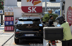 국제유가 하락, 서울 휘발유 1800원대 주유소 [포토]