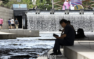 "장마 맞아?" 푹 찌는 더위에 청계천 찾은 시민들 [포토]