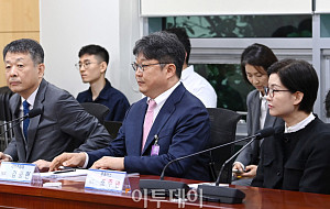 홈플러스 회생 간담회, MBK·메리츠 대표 국회서 한자리에 [포토]
