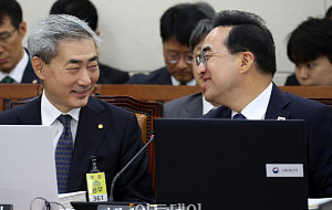 박홍근-신현송, 국회 재경위 업무보고 [포토]