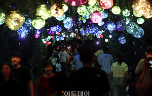 장마 소강상태, 후텁지근한 날씨 피해 광명동굴로 [포토]
