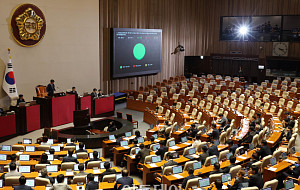 본회의, 종합특검 연장 법안 통과…텅 빈 국민의힘 자리 [포토]