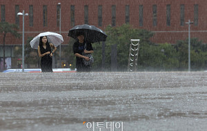 '오락가락 장마, 그냥 웃자' [한컷]