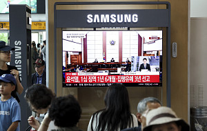 윤 전 대통령 허위사실 유포 1심 선고 지켜보는 시민들 [포토]