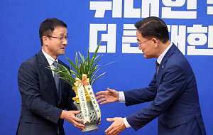 민주당 축하난 받는 신장식 조국혁신당 대표 [포토]