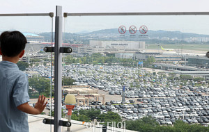 휴가철 맞은 김포공항, 1주차장 '만차' [포토]