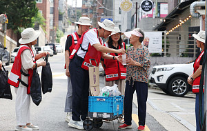 서울 첫 폭염중대경보, 폐지수집 어르신 만난 오세훈 시장 [포토]