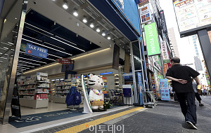 폭염 속 개문냉방 영업...'1.7배 전력 소비' [포토]