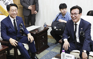 김대중 대통령 서거 17주기 추모식 사전환담 [포토]