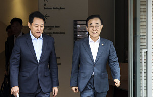 '오묘한 표정' 주택공급 회동 마친 김윤덕-오세훈 [포토]