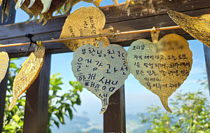 보리암에 걸린 크고 작은 금빛 바람들 [한컷]