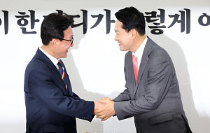 김민석-장동혁, 손잡은 여야 대표 [포토]