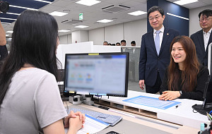 이억원 금융위원장, SCB 시범운영 현장 방문 [포토]