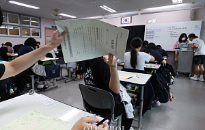 2027학년도 수능 9월 모의평가, 긴장감 흐르는 교실 [포토]