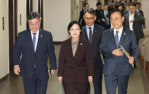 한성숙 총리, 행정·공공기관 이전 기자회견 [포토]