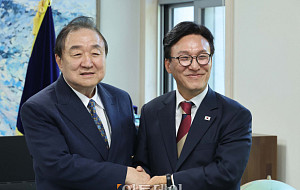 김민석 민주당 대표, 정대철 헌정회장 예방 [포토]