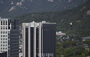광화문 120m 상공, 아찔한 외줄타기 [포토]