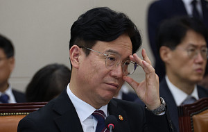 국감 질의에 답하는 김영훈 고용노동부 장관 [포토]