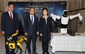 2027 테크퀘스트, AI 로봇과 기념촬영하는 송기헌-최형두-이언주 의원 [포토]