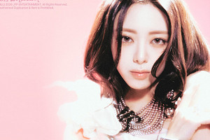 ITZY 유나, 몽환적 화이트 드레스 자태…솔로 기대감 UP