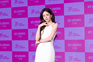 ITZY 유나, 솔로 데뷔곡 'Ice Cream' 차트 1위…글로벌 팬심 녹였다