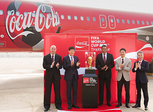 월드컵 트로피 투어 코카-콜라 전세기 타고 한국 도착