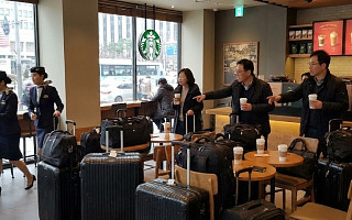 스벅이 무료 짐 보관소?… 승무원 '가방 알박기' 논란 [이슈크래커]