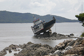 [포토]바위에 걸린 강화 여객선 화개7호 