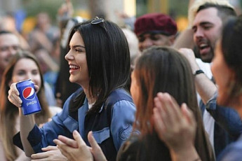 펩시, ‘켄달 제너’ 광고 야심차게 내놨다 뭇매 맞은 이유는