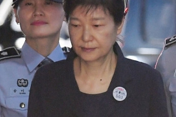 두 번째 재판에서 여유 되찾은 朴…변호인단, 검찰과 실랑이