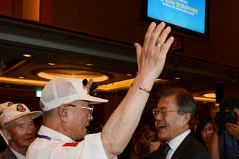 문 대통령 교포참전용사 부부에게 격의 없이 다가가 ‘눈길’