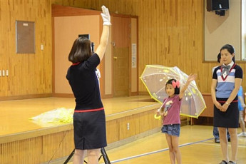 [CSR] 현대모비스, 투명우산 안전교육…장애어린이에겐 보조기구