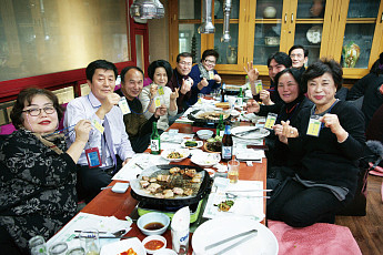 철옹성 같은 개띠 <b>모임</b>에는 ‘또래’의 운명적 집착이 있다