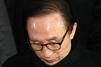 '110억대 뇌물' MB, 결국 구속… 법원 