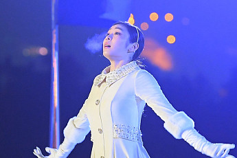 [평창 동계올림픽] 17일간의 대장정 화려한 막 올라…'피겨 여왕' 김연아, 성화 점화(종합)