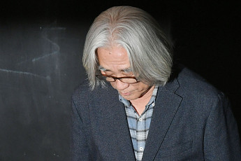 ‘성추행 인정’ 이윤택 기념 동판, 비판 여론에 철거