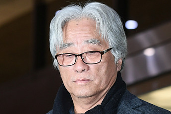 성추행 의혹 이윤택 전 감독, 이틀째 경찰에 출석해 “사실대로 진술 중”