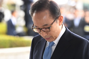박근혜 구속 1년 만에… MB 22일 영장심사 받는다