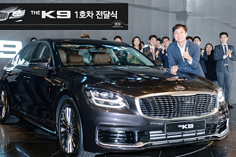 기아차 ‘더 K9’ 1호차 전달…주인공은 알쓸신잡2 건축가 유현준 교수