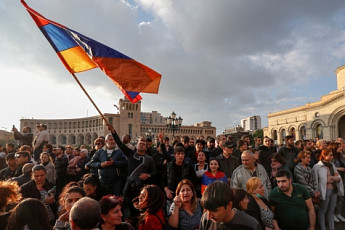 아르메니아 총리, 취임 6일 만에 사임…‘벨벳혁명’ 성공