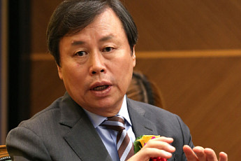 도종환 “북한에 2032년 올림픽 공동개최 제안할 것”