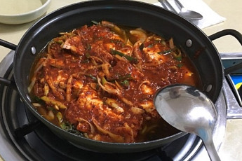 '2TV 저녁 생생정보' 우리 동네 숨은 맛집, 시래기 두부조림 맛집 '두향'·두루치기 김치찌개 맛집 '통돼지 두루치기&김치찌개 전문점'…위치는?