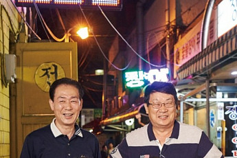 죽마고우 4명과 함께 찍은 사진