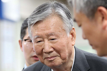 ‘부영 비리’ 이중근 회장, 1심 징역 5년…법정 구속은 면해