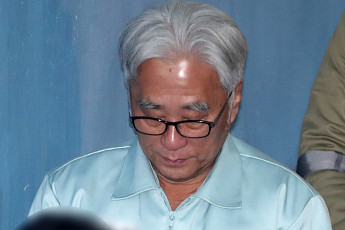 '극단원 성추행' 이윤택 징역 7년 확정…