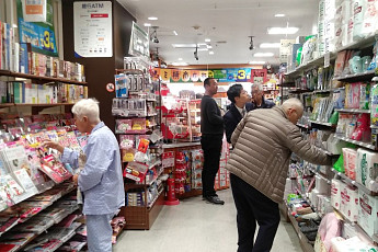 [규제 풀어 소비 살리자③]실버용품 코너 둔 일본 편의점...“노인층 지갑 열어 내수 진작