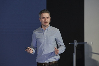 사이먼 크로스 다이슨 엔지니어 “조명 신제품 테스트에 18만 시간 투자”