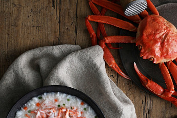 [상품의 속살] 동해산 홍게를 죽에서 만나다…본죽·비빔밥 카페 ‘홍게 품은 죽’
