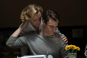 [무비이코노미] 영화 '더 와이프' 속 노벨문학상 비하인드스토리…수상의 경제적 효과는?