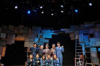 성별 없는 연극 ‘창문 넘어 도망친 100세 노인’…“체력전이어도 행복해요”